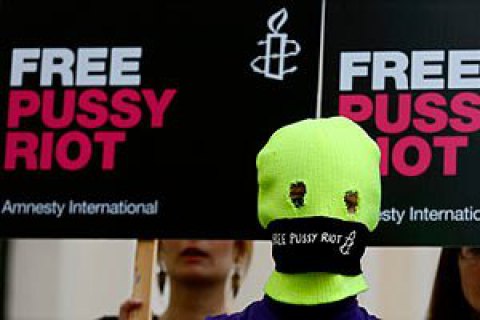 Двое членов Pussy Riot попросили убежища в Швеции