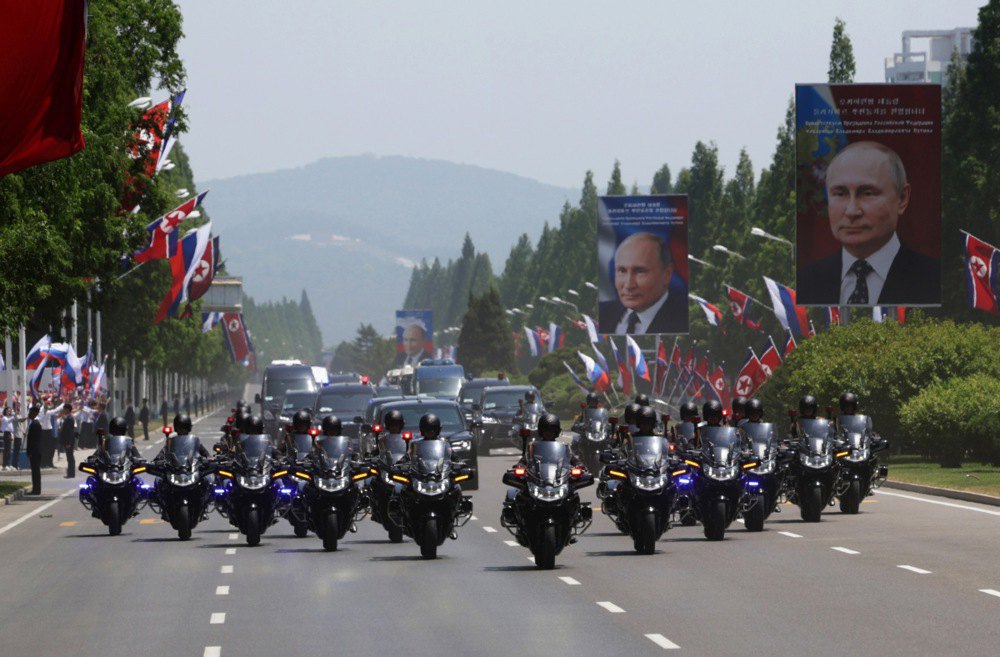 Кортеж Путіна й Кім Чен Ина їде вулицею Пхеньяна, 19 червня 2024 р.