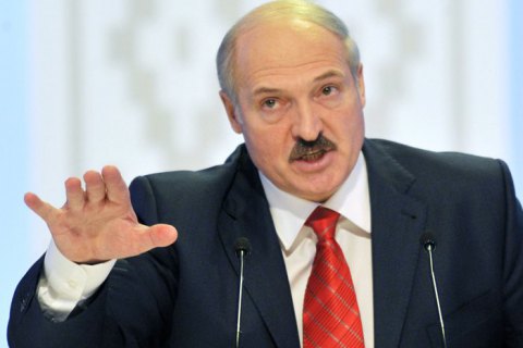 Лукашенко заявив, що не буде триматися за крісло "посинілими пальцями", проте планує балотуватися в 2020 і 2025 роках