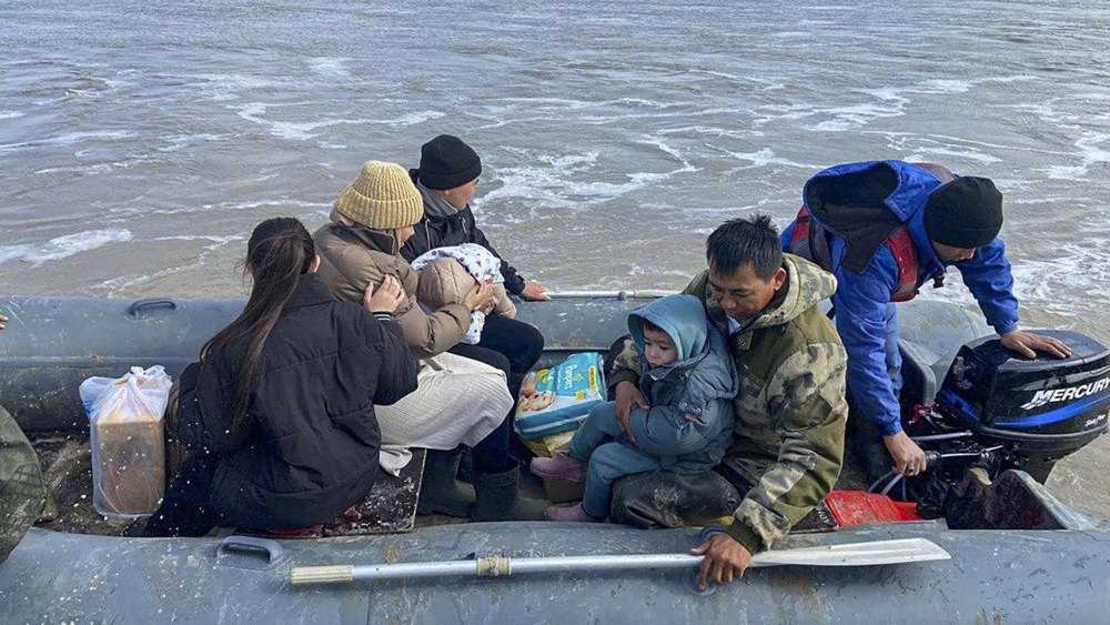Рятувальники МНС Казахстану евакуюють населення із зони затоплення в Кульсари Жилойського району Атирауської області, Казахстан, 8 квітня 2024 р.