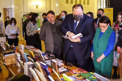 Оливье, крабовые палочки и книги: депутаты рассказали о своих планах на новогодние каникулы