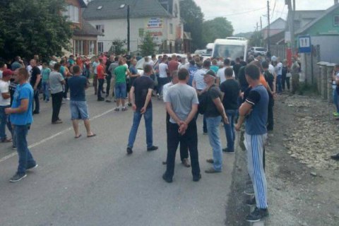 В Ивано-Франковской области шестой день блокируют трассу Н-09 с требованием ремонта дороги между двумя селами
