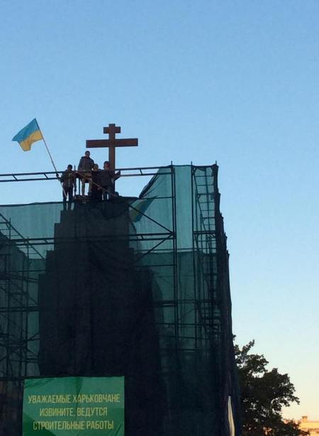 На Ленине поставили крест
