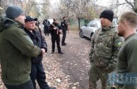 К бойцам "Нацкорпуса" в Золотое приехала полиция