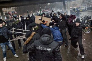 ​В Швеции антирасисты и ультраправые устроили поножовщину