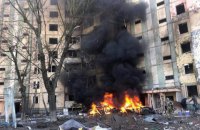 В Киеве в результате попадания обломков снаряда произошел пожар в многоэтажке