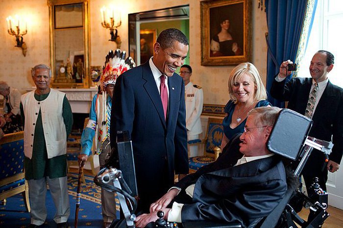 Президентскую медаль Свободы Хокингу вручил глава американского государства Барак Обама, 13 августа 2009.