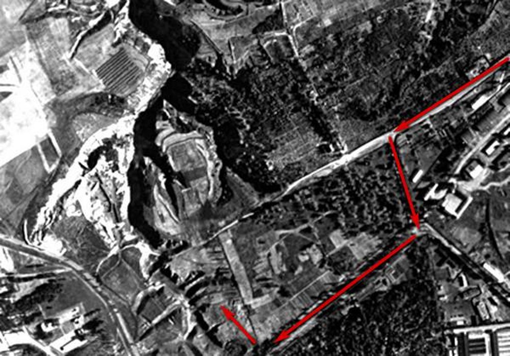 Бабин Яр і околиці на німецькому аерофото 1943 року. Стрілками показаний «коридор смерті», яким приречених
гнали на розстріл.