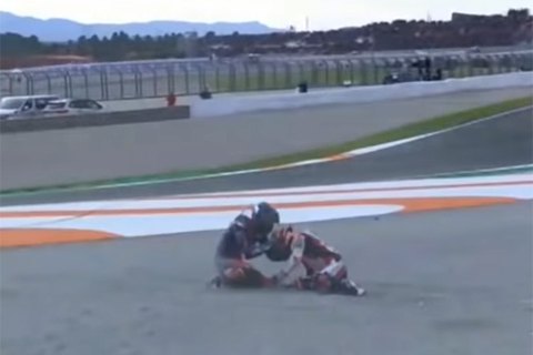 На етапі MotoGP у Валенсії некерований мотоцикл на повній швидкості збив гонщика