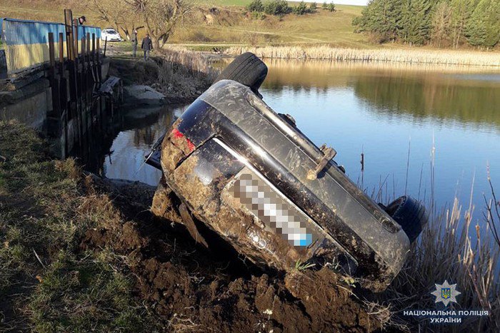 В Тернопольской области автомобиль упал в пруд, погибли три человека 1