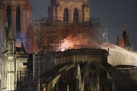 У столиці Франції згорів собор Паризької Богоматері (оновлено)
