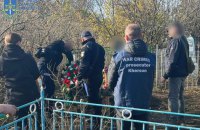 У селищі на Херсонщині ексгумували тіла розстріляного росіянами подружжя 