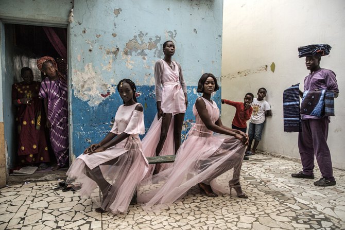 Модные наряды дизайнера Адамы Пэрис. История об окрестностях Медины - столицы Сенегала Дакара, который является растущим центром
франко-африканской моды и домом для Fashion Africa TV.