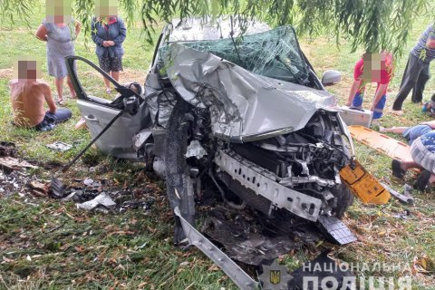 На Волині легкове авто з 12 людьми врізалось у дерево, загинули троє