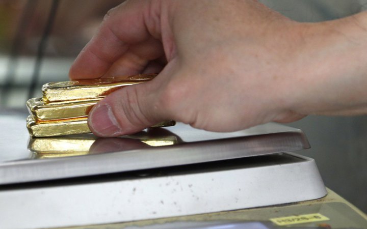 Золото та срібло рекордно обвалилися в ціні після історичного максимуму 