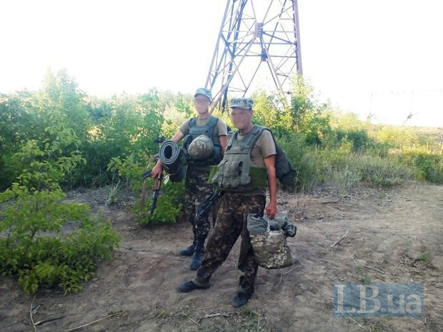 Бойцы 39-го батальона на занятой ими высоте