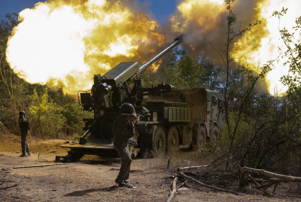 Військовослужбовці 44-ї окремої артилерійської бригади ведуть вогонь з 2С22 «Богдана» на передовій у Запорізькій області, 20
серпня 2025 р.