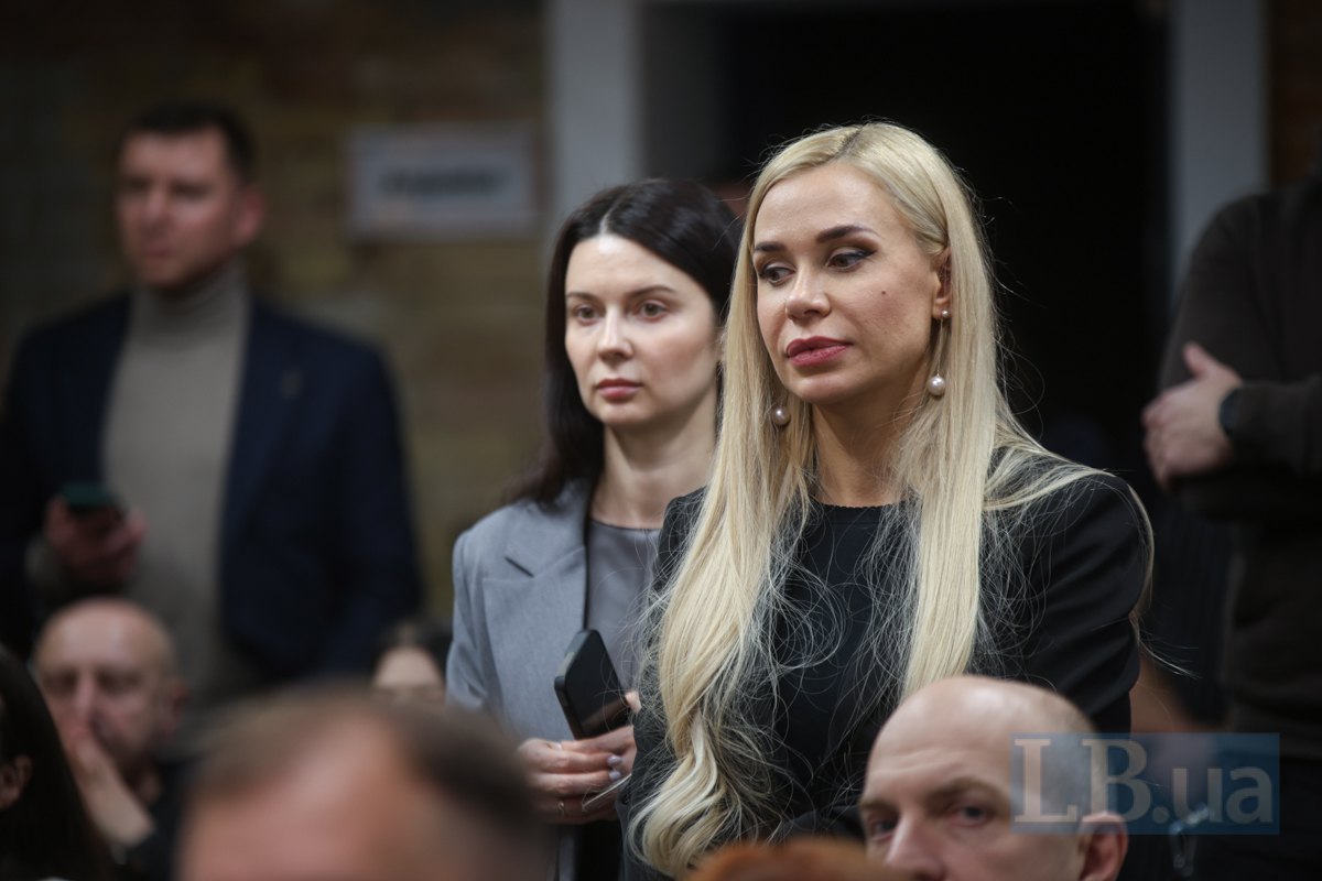 Керівник департаменту зі зв'язків з громадськістю Епіцентру Юлія Чудновець (праворуч)