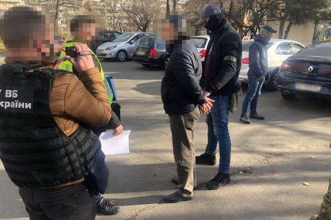 В Киеве мужчина выдавал себя за сотрудника СБУ и требовал деньги от иностранцев