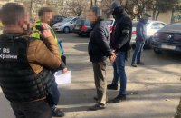 В Киеве мужчина выдавал себя за сотрудника СБУ и требовал деньги от иностранцев