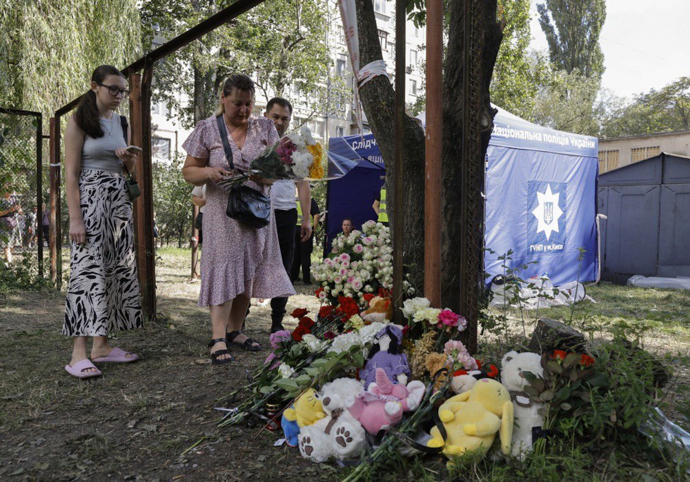 Люди несуть квіти до дев'ятиповерхового житлового будинку в Києві на Кучера у Святошинському районі Києва, де загинули 28 людей
від удару 31 липня 2025 року.