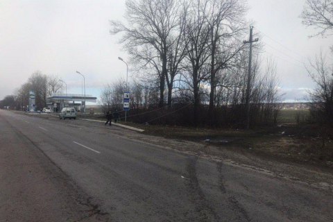 ​В Черновицкой области из-за непогоды на трассу упали провода высоковольтной линии