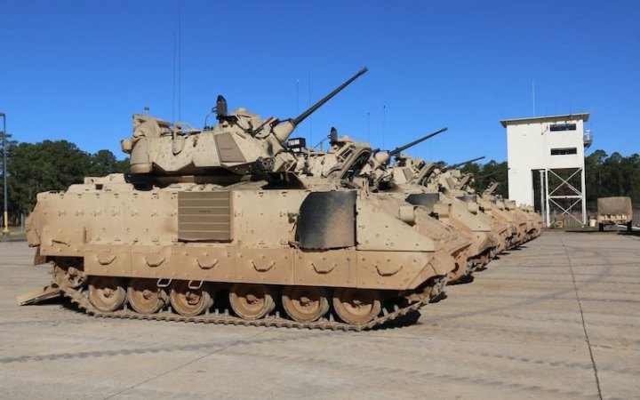 США все ще не готові дати Україні танки Abrams, але ББМ Bradley можуть включити вже в наступний пакет, – Washington Post