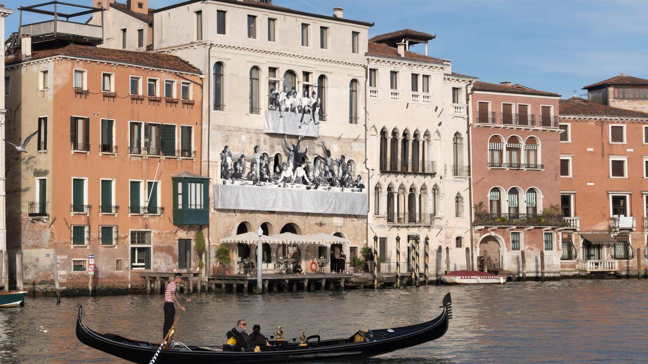 Інсталяція JR у The Venice Venice Hotel