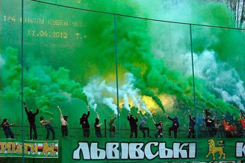 Четырех фанатов "Карпат" задержали за драку с полицией в Одессе