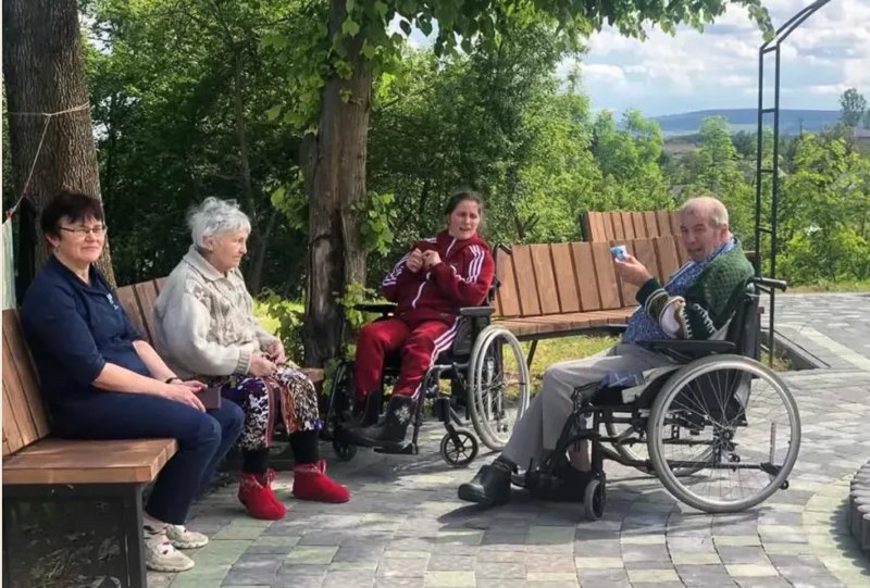 У дворі геріатричного центру в Калуші на Івано-Франківщині 