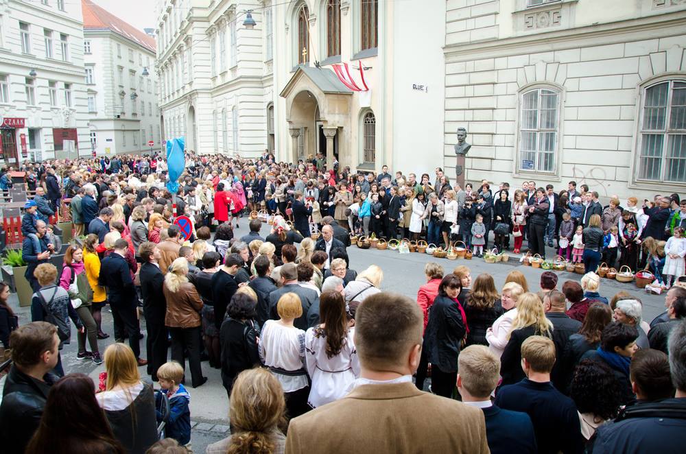 Святкування Великодня на площi перед церквою Святої Варвари у Відні