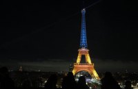 У Парижі Ейфелева вежа засяяла кольорами українського прапора  