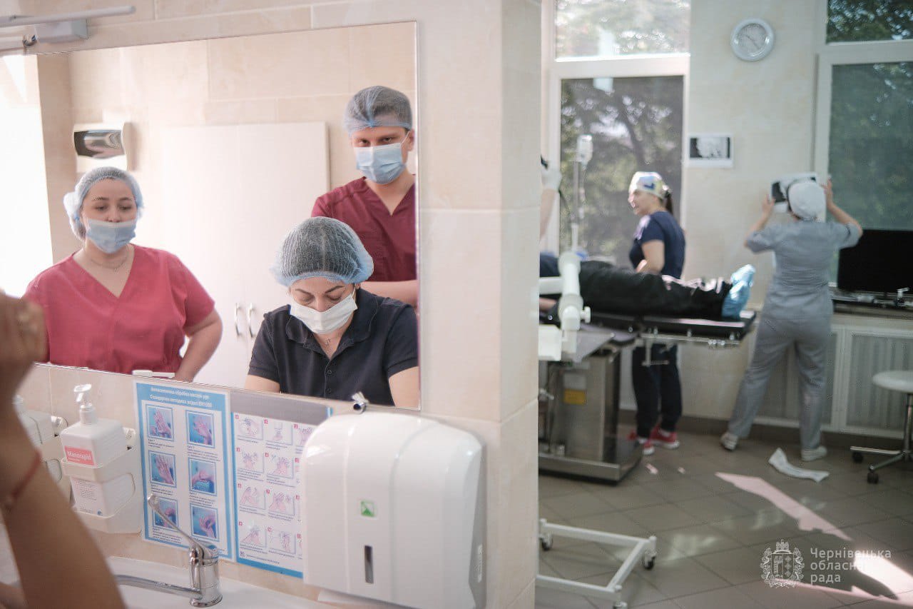Пацієнту з травмою щелепи проводять операцію хірурги Чернівецької обласної клінічної лікарні. 