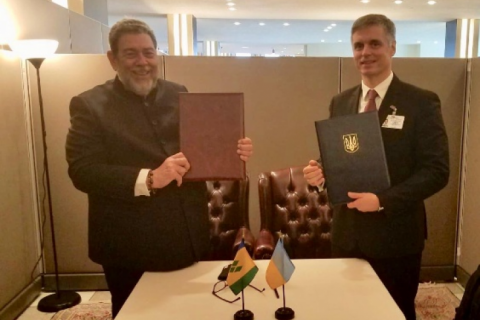 Украина и Сент-Винсент и Гренадины подписали "безвиз"