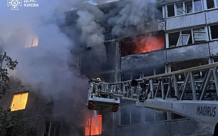 У Києві уламки "шахедів" впали на житлові будинки. Двоє загиблих, є поранені (оновлено)