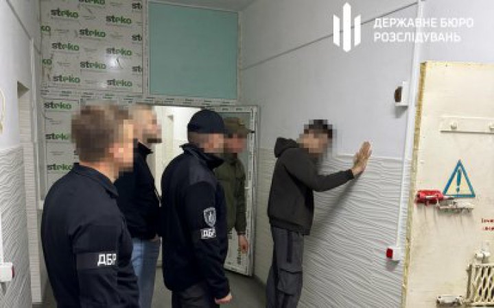 Співробітники ДБР викрили систему катування в’язнів у Полтавському СІЗО