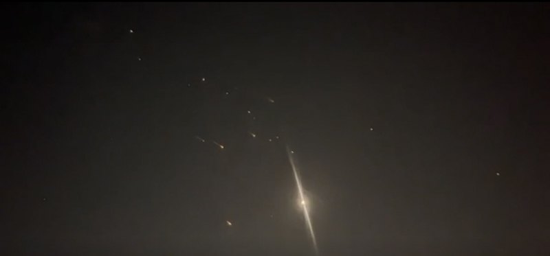Уламки запущених Іраном ракет згорають у небі 