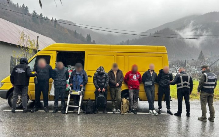 На кордоні зупинили чоловіків, які заплатили ділкам $10 тис, щоб виїхати з України