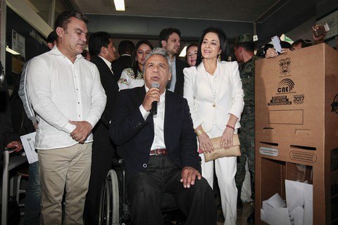 Ленин Морено лидирует на выборах президента Эквадора
