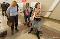 Трем активисткам FEMEN запретят въезд в Россию