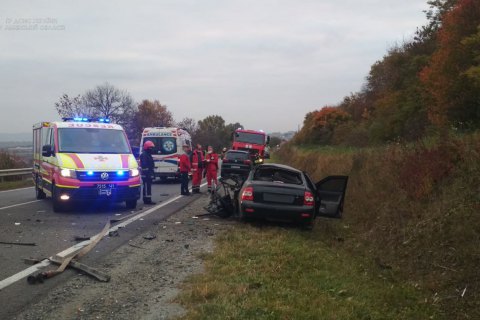 На Львовщине легковушка влетела в грузовик, в ДТП погибли два человека