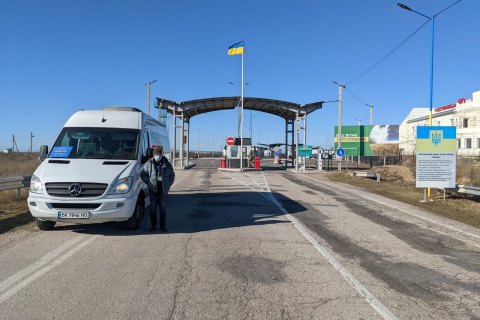 До админграницы с Крымом с сегодняшнего дня начали курсировать специальные автобусы для перевозки людей