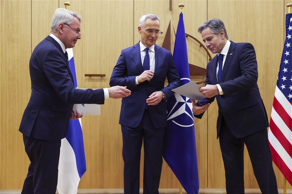Міністр закордонних справ Фінляндії Пекка Хаавісто (ліворуч) отримує від держсекретаря США Ентоні Блінкена (праворуч) ратифікацію документа про приєднання Фінляндії до НАТО, генсек НАТО Єнс Столтенберг (у центрі), Брюссель, 4 квітня 2023.