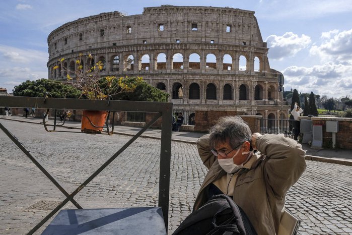 Відвідувач Колізею, Рим, Італія, 09 березня 2020.
