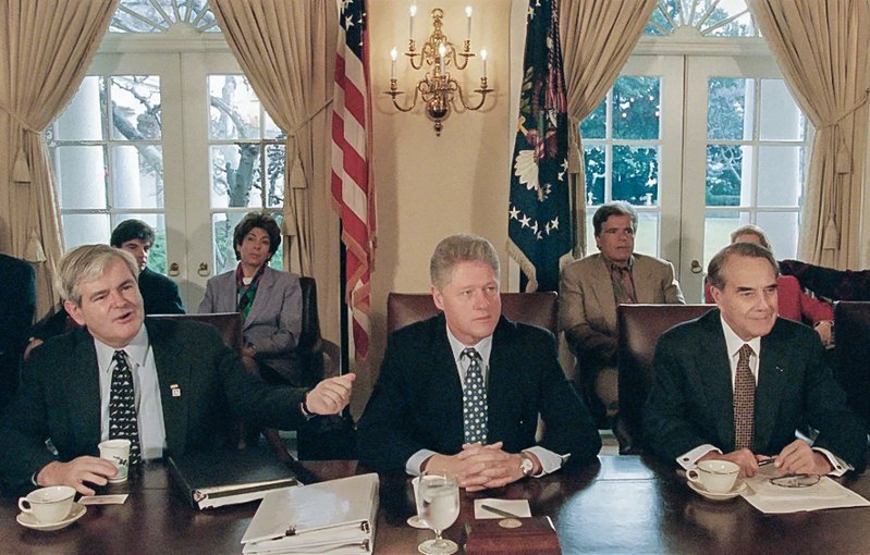 Спікер Палати представників Ньют Ґінгріч, президент Білл Клінтон та лідер Республіканської партії в Сенаті Боб Доул (праворуч) під час зустрічі, щоб обговорити шляхи подолання шатдауну ( кінець 1995 – початрк 1996 рр).