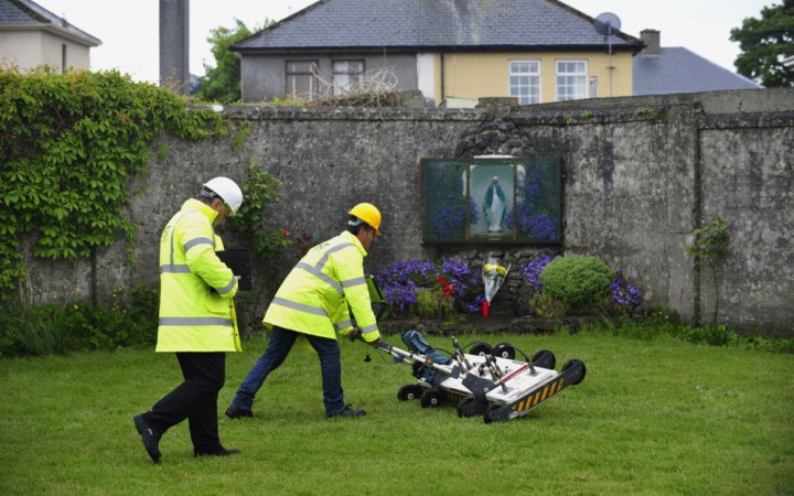 В Ірландії розпочалися розкопки на місці, де можуть бути поховані майже 800 немовлят