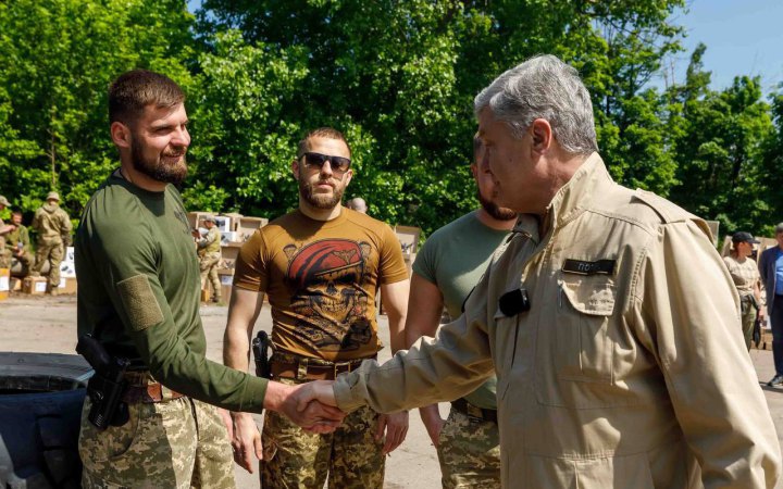 Порошенко привіз бригадам на Донбас дрони, старлінки, шини і техніку
