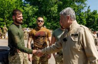 Порошенко привіз бригадам на Донбас дрони, старлінки, шини і техніку