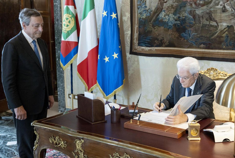 Президент Італії Серджіо Маттарелла підписує документ під час зустрічі з прем’єр-міністром Маріо Драгі у Квіриналському палаці в Римі, Італія, 21 липня 2022 року.