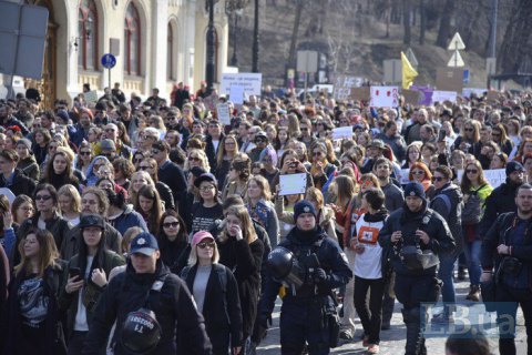 В Киеве прошел Марш женщин, не обошлось без столкновений (добавлены фото)